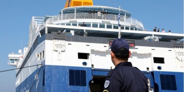 Απέπλευσε από τη Λήμνο το πλοίο «Blue Star Μύκονος»