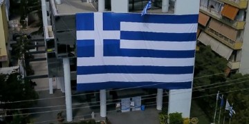 25η Μαρτίου 1821: Με τον Εθνικό Ύμνο και σημαιοστολισμούς γιορτάζουν δήμοι της Αττικής