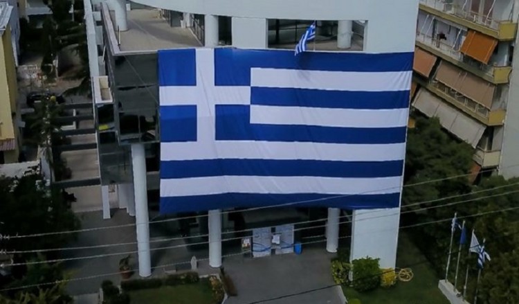 25η Μαρτίου 1821: Με τον Εθνικό Ύμνο και σημαιοστολισμούς γιορτάζουν δήμοι της Αττικής