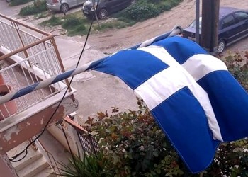 Σημαία ηλικίας άνω των 100 χρόνων στο μπαλκόνι του Γιώργου Πολυχρονιάδη, στη Θεσσαλονίκη