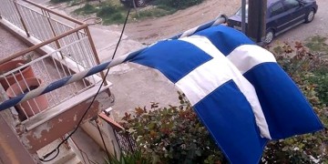 Σημαία ηλικίας άνω των 100 χρόνων στο μπαλκόνι του Γιώργου Πολυχρονιάδη, στη Θεσσαλονίκη