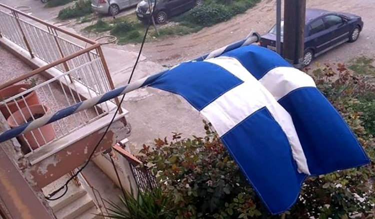 Σημαία ηλικίας άνω των 100 χρόνων στο μπαλκόνι του Γιώργου Πολυχρονιάδη, στη Θεσσαλονίκη