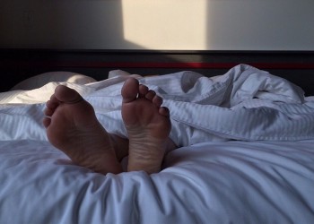 Ο ακανόνιστος ύπνος τα βράδια αυξάνει τον κίνδυνο για έμφραγμα ή εγκεφαλικό