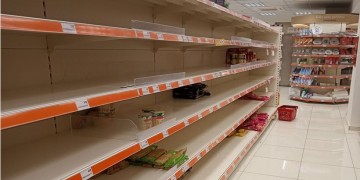Καμπανάκι από ΙΣΑ για το συνωστισμό σε σούπερ μάρκετ και λαϊκές – Ουρές σε πρατήρια καυσίμων