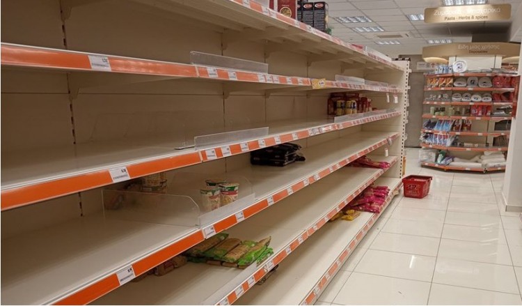 Καμπανάκι από ΙΣΑ για το συνωστισμό σε σούπερ μάρκετ και λαϊκές – Ουρές σε πρατήρια καυσίμων