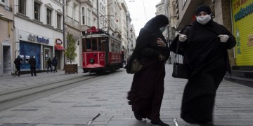 Νέο άλμα στους θανάτους από κορονοϊό στην Τουρκία 2