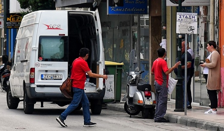 Έφοδος σε εταιρεία ταχυμεταφορών μετά από καταγγελίες για αυξήσεις