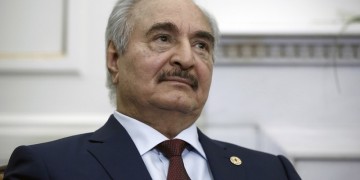 Οι αντιδράσεις για τη «λαϊκή εντολή» που πήρε ο Χαφτάρ να κυβερνήσει τη Λιβύη
