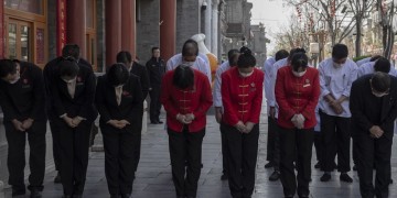 Τρία λεπτά σιγής σε όλη την Κίνα για τα θύματα του κορονοϊού (βίντεο)