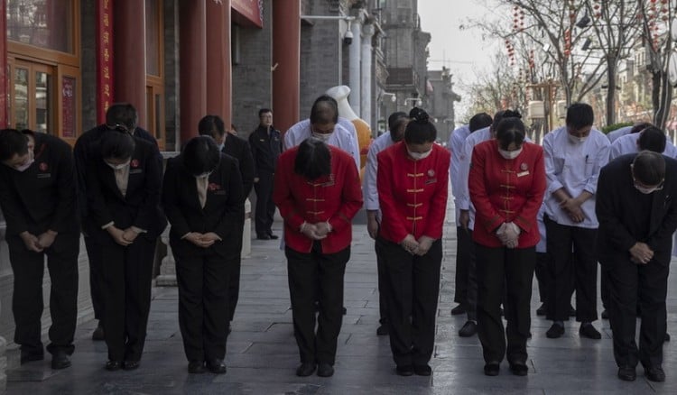 Τρία λεπτά σιγής σε όλη την Κίνα για τα θύματα του κορονοϊού (βίντεο)