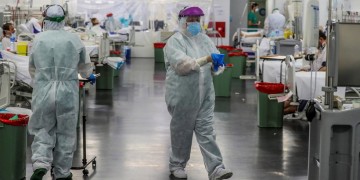 «Καμπανάκι» 239 επιστημόνων για τη μεταδοση του κορονοϊού – Γιατί καλούν τον ΠΟΥ να αναθεωρήσει τις οδηγίες