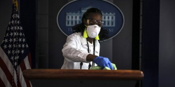 Κυβερνήτες αμερικανικών πολιτειών σε ρήξη με τον Τραμπ για τα περιοριστικά μέτρα