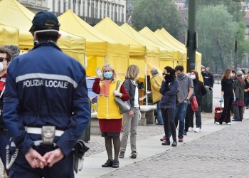 Κορονοϊός: Στην Ιταλία ξεκίνησαν τη λειτουργία τους οι πρώτες βιομηχανίες