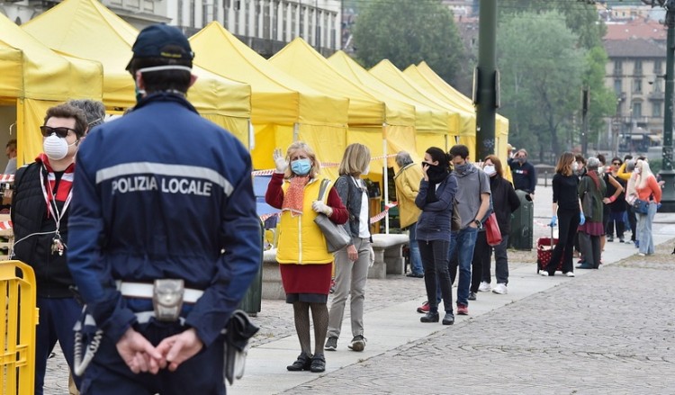 Κορονοϊός: Στην Ιταλία ξεκίνησαν τη λειτουργία τους οι πρώτες βιομηχανίες