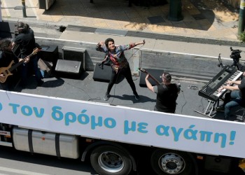 Η Πρωτοψάλτη με μουσικό φορτηγό στους δρόμους της Αθήνας (βίντεο)