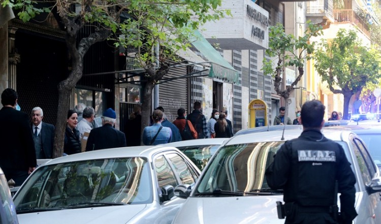Ουρές έξω από το Υποθηκοφυλακείο Αθηνών στην πρεμιέρα της επαναλειτουργίας