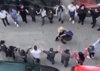 Στο Κορδελιό έσπασαν την απαγόρευση κυκλοφορίας για να χορέψουν ποντιακά στο δρόμο! (βίντεο)