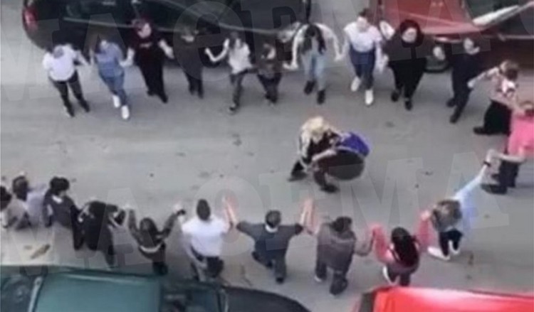 Στο Κορδελιό έσπασαν την απαγόρευση κυκλοφορίας για να χορέψουν ποντιακά στο δρόμο! (βίντεο)