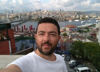 Ο Βασίλης Παπαδόπουλος παίζει ποντιακή λύρα από το σαλόνι του σπιτιού του (βίντεο)