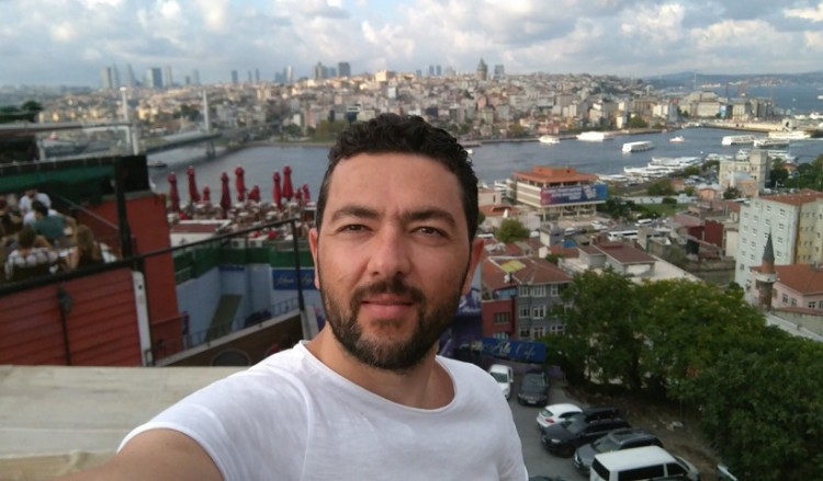 Ο Βασίλης Παπαδόπουλος παίζει ποντιακή λύρα από το σαλόνι του σπιτιού του (βίντεο)