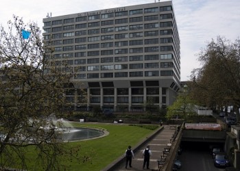 Στην εντατική παραμένει για δεύτερη μέρα ο Μπόρις Τζόνσον