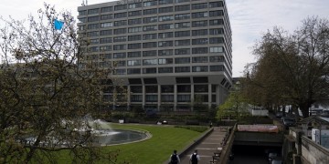 Στην εντατική παραμένει για δεύτερη μέρα ο Μπόρις Τζόνσον