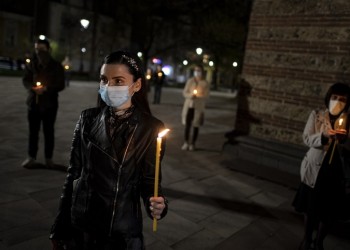 Βουλγαρία: Πιστοί αψήφησαν τα μέτρα λόγω κορονοϊού και πήγαν στις εκκλησίες για την Ανάσταση