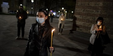 Βουλγαρία: Πιστοί αψήφησαν τα μέτρα λόγω κορονοϊού και πήγαν στις εκκλησίες για την Ανάσταση