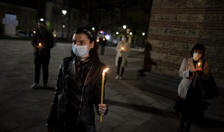 Βουλγαρία: Πιστοί αψήφησαν τα μέτρα λόγω κορονοϊού και πήγαν στις εκκλησίες για την Ανάσταση