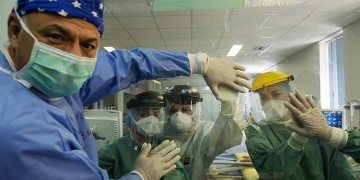 Οι άνθρωποι που δεν έμειναν σπίτι για να είναι στο πλάι μας (φωτο) - Media Gallery