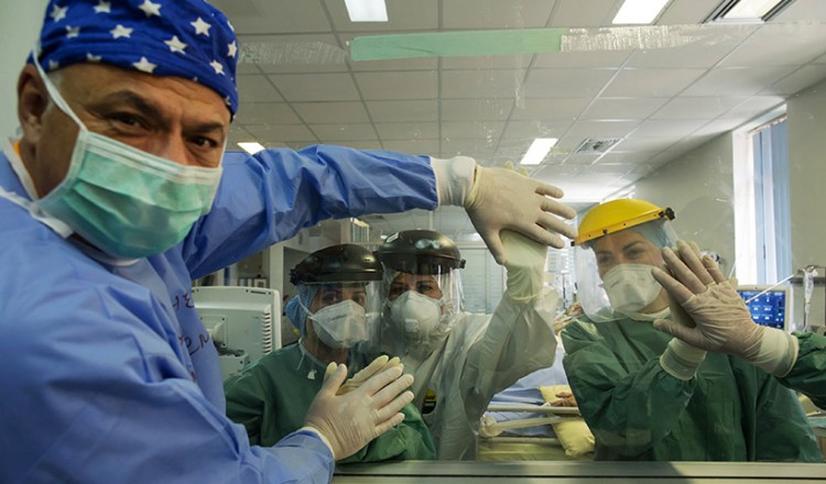 Οι άνθρωποι που δεν έμειναν σπίτι για να είναι στο πλάι μας (φωτο) - Media Gallery