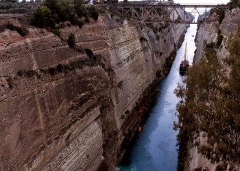 Αναστολή διελεύσεων από τη διώρυγα Κορίνθου – Προσάραξε φορτηγό πλοίο