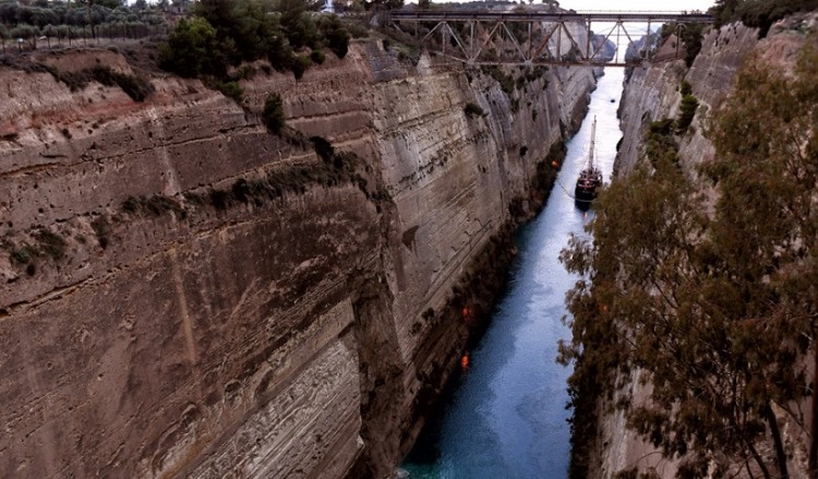 Αναστολή διελεύσεων από τη διώρυγα Κορίνθου – Προσάραξε φορτηγό πλοίο