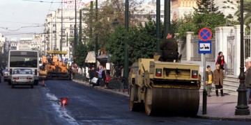 Η πανδημία του κορονοϊού επέτρεψε την ασφαλτόστρωση δεκάδων δρόμων στην Αθήνα!