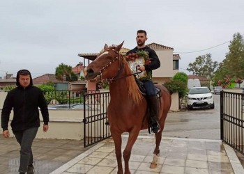 Με έναν καβαλάρη αναβίωσε φέτος το έθιμο του Αϊ-Γιώργη στην Πρέβεζα (βίντεο)