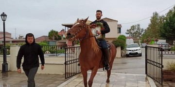 Με έναν καβαλάρη αναβίωσε φέτος το έθιμο του Αϊ-Γιώργη στην Πρέβεζα (βίντεο)
