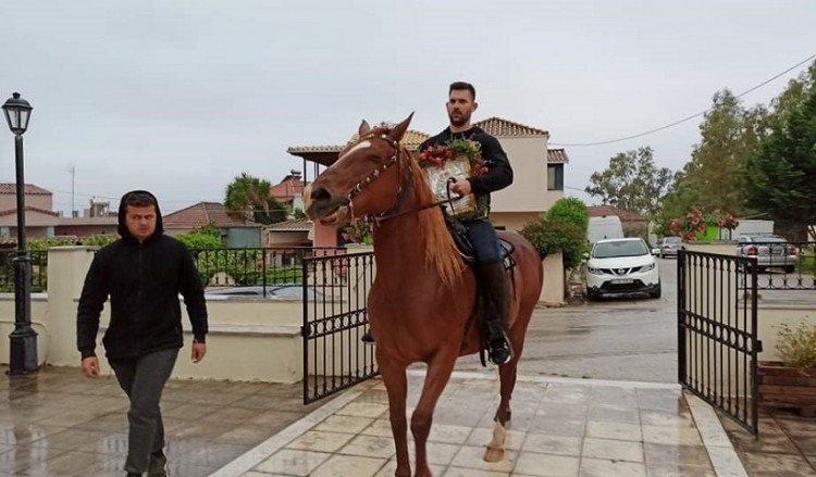 Με έναν καβαλάρη αναβίωσε φέτος το έθιμο του Αϊ-Γιώργη στην Πρέβεζα (βίντεο)