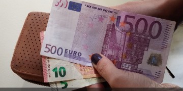 Δημοτική υπάλληλος βρήκε και παρέδωσε τσάντα με 19.000 ευρώ – Εξήρε το ήθος της ο δήμαρχος Αθηναίων Κ. Μπακογιάννης