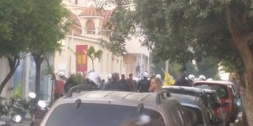 Ένταση στον Κορυδαλλό, έξω από εκκλησία – Έγιναν 18 προσαγωγές