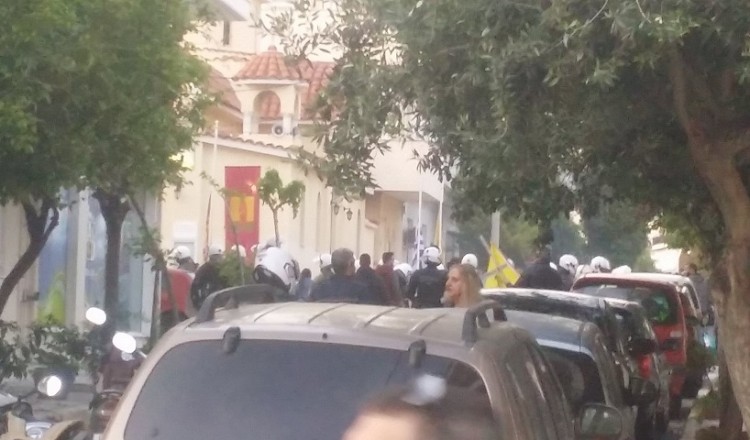 Ένταση στον Κορυδαλλό, έξω από εκκλησία – Έγιναν 18 προσαγωγές