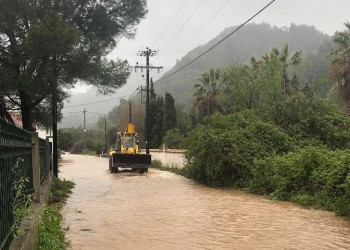 Εύβοια: Από την κακοκαιρία πλημμύρισαν και κόπηκαν δρόμοι στα δύο