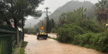 Εύβοια: Από την κακοκαιρία πλημμύρισαν και κόπηκαν δρόμοι στα δύο