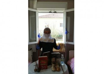 Η γραία Άννα τραγουδά «Βέχω, βέχω» συνοδεία ποντιακής λύρας (βίντεο)