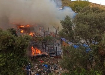 Φωτιά περιμετρικά του ΚΥΤ Σάμου