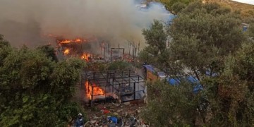 Φωτιά περιμετρικά του ΚΥΤ Σάμου