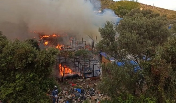 Φωτιά περιμετρικά του ΚΥΤ Σάμου