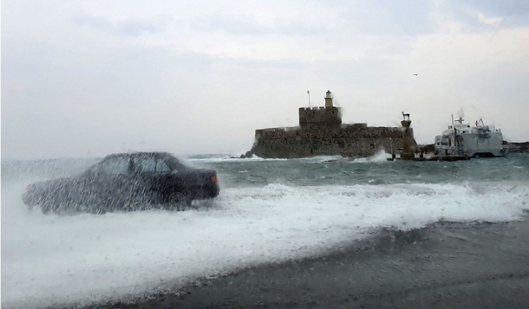 Χειμωνιάτικος καιρός με βροχές, χιόνια και κρύο