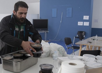 Θεσσαλονίκη: «Χορταίνουν» αλληλεγγύη από ένα μικρό μαγέρικο στο Καπάνι (φωτο)