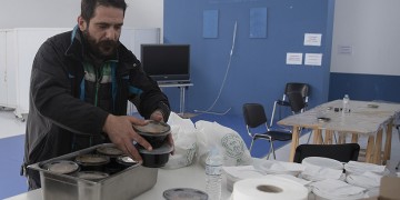 Θεσσαλονίκη: «Χορταίνουν» αλληλεγγύη από ένα μικρό μαγέρικο στο Καπάνι (φωτο)