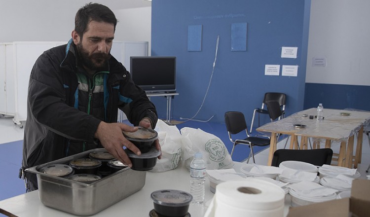 Θεσσαλονίκη: «Χορταίνουν» αλληλεγγύη από ένα μικρό μαγέρικο στο Καπάνι (φωτο)